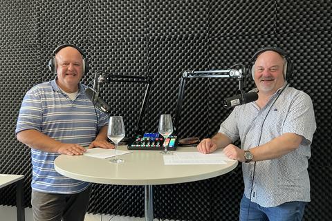 René Harth (links) und Thomas Ehlke (rechts) nehmen im Studio die siebte WEINx1-Staffel auf. 