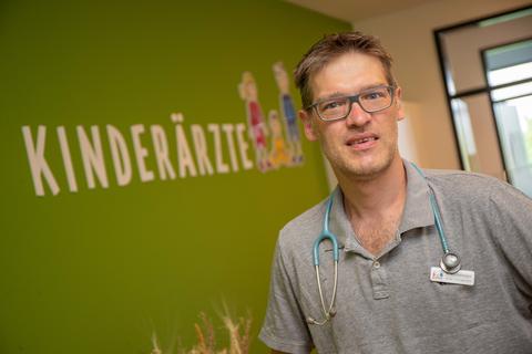 Arndt Wichelmann ist Kinderarzt in Bensheim. Weil der Corona-Impfstoff knapp ist, muss in der Praxis priorisiert werden. Foto: Thorsten Gutschalk