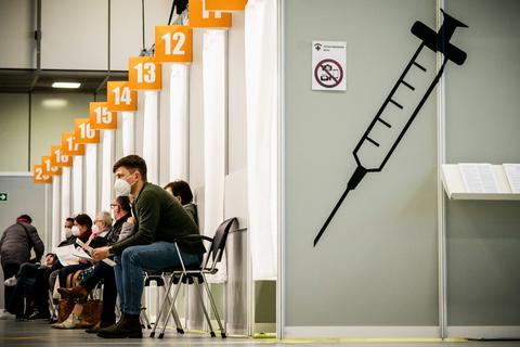 Menschen warten im Corona-Impfzentrum auf ihre Impfung.  Foto: dpa