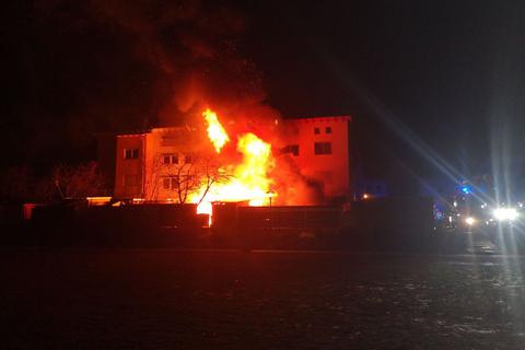 Am Montagabend brannte ein Reihenhaus im Jakob-Kaufmann-Weg in Viernheim. Foto: 5vision Media