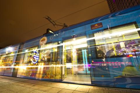 Eine Straßenbahn hält in Frankfurt am Willy-Brandt-Platz. Foto: dpa