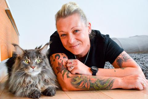 Nicky Bistiak aus Leidenhofen mit ihrem liebsten Fotomotiv: Kater Nemo.  Foto: Ina Tannert