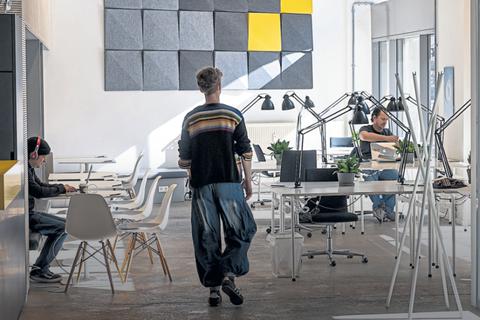 Alternative Bürokonzepte: im Coworking Space wie hier in Berlin-Prenzlauer Berg arbeiten Menschen aus verschiedenen Firmen zusammen. Foto: dpa