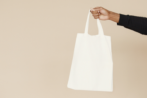 Die Ökobilanz ist nicht gerade besser als die von Kunststoffbeuteln. Verwendet man den Jutebeutel nur selten, ist er sogar weniger nachhaltig als die Plastiktüte. Foto: Canva