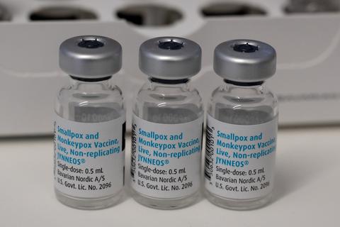 Leere Ampullen mit dem Impfstoff von Bavarian Nordic (Imvanex / Jynneos) gegen Affenpocken stehen auf einem Tisch. Im Kampf gegen die Affenpocken schafft die EU weiteren Impfstoff an.  Foto: dpa