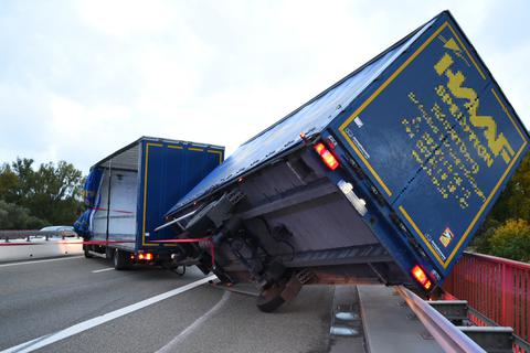 Auf der Rheinbrücke der A61 bei Speyer steht ein Lastwagen quer.  Foto: Rene Priebe/Pr-Video/dpa