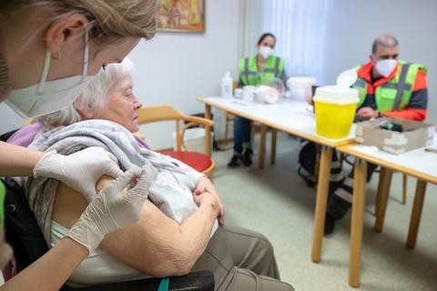 Die Mitarbeiterin eines mobilen Impfteams impft in einem Alten- und Pflegeheim eine Bewohnerin mit dem Corona-Impfstoff von Biontech/Pfizer.  Archivfoto: dpa/Sebastian Gollnow