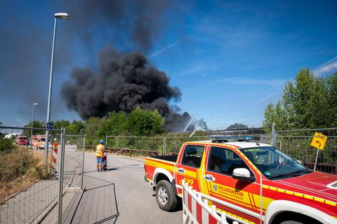 Das Dach einer Lagerhalle nahe des sogenannten Gerberhauses ist bei Schweißarbeiten in Brand geraten. Die Rauchwolken waren bis Groß-Gerau und Alzey sichtbar. Foto: Lukas Görlach 