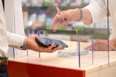 Patienten könnten künftig ein digitales Rezept in einer App bekommen, dass sie in der Apotheke vorzeigen.  Foto: dpa
