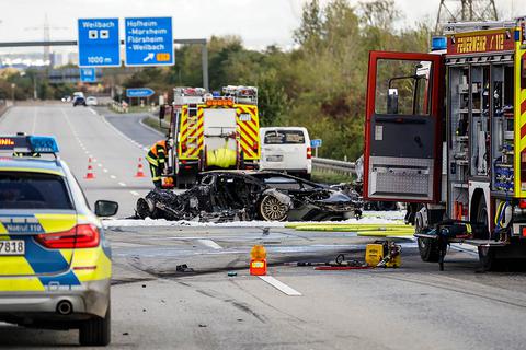 Ein Lamborghini und ein Skoda gingen bei dem Unfall in Flammen auf und brannten komplett aus. Aus dem Skoda konnte ein Mensch nur noch tot geborgen werden.  Foto: dpa