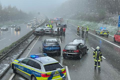 In der Nähe von Idstein und Niedernhausen kam es auf der A3 zu einer Massenkarambolage. Foto: Wiesbaden 112