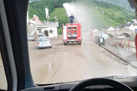 Staubvermeidung: Regelmäßig bewässert die Feuerwehr die teils nur noch rudimentär vorhandenen Straßen. Foto: Christoph Weber 
