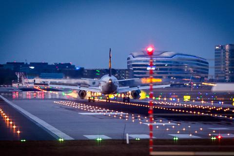 Eine Lufthansa-Maschine landet zu später Stunde auf dem Frankfurter Flughafen. Archivfoto: dpa