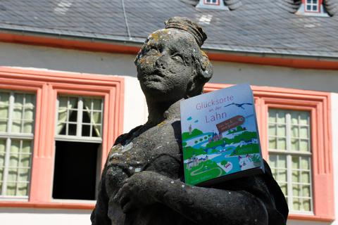 Glücksorte an der Lahn: Dazu zählt für Autorin Nicole Steffens auch das Schloss in Weilburg. Sie gibt insgesamt 80 Tipps, wie auch Einheimische die Region neu entdecken können.  Foto: Ulrike Sauer 