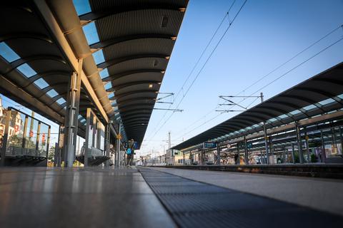 Am Mainzer Hauptbahnhof herrscht am ersten Tag des Lokführerstreiks gespenstische Leere. Foto: Lukas Görlach