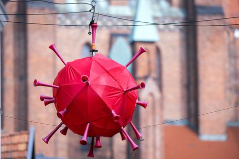 Eine Corona-Supermutante, die drohend über unseren Köpfen schwebt? Was in diesem Fall nur ein Lampion ist, wird grundsätzlich von Experten mit Sorge verfolgt. Symbolfoto: dpa