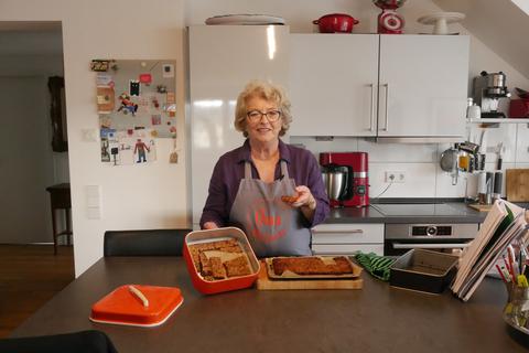 Etwas Trockenobst, Nüsse und Mandeln. Ute Haufe zeigt ihre fertigen Müsliriegel.