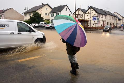 Der Ortskern von Gelsdorf (Kreis Ahrweiler, Rheinland-Pfalz)ist nach dem Starkregen überflutet.  Foto: dpa