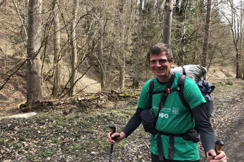 Gerald Klamer möchte bis November 6000 Kilometer durch die deutschen Wälder wandern. Foto: Bianca Beier