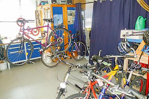 Blick in die Werkstatt: In Siegen will eine Initiative Flüchtlingsfamilien mit Fahrrädern, Rollern, Kett- und Bobbycars helfen.  Foto: privat