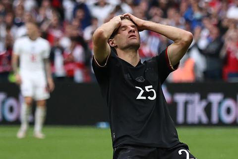 Deutschlands Thomas Müller reagiert nach seiner verpassten Torchance.  Foto: dpa 