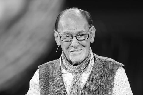 Schauspieler Herbert Köfer steht bei der Verleihung der "Goldenen Henne" auf der Bühne. Er starb am Samstag, 24.07.2021 im Alter von 100 Jahren. Archivfoto: Jan Woitas/dpa-Zentralbild/dpa
