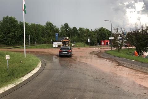 Vom Kreisel in der Monzinger Straße in Bad Sobernheim strömte das Wasser bis ins Impfzentrum im ehemaligen Real-Gebäude. Foto: Polizei