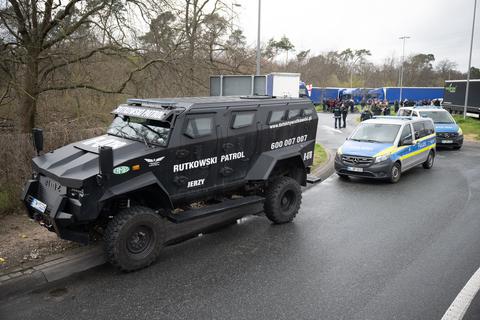 Die Szenerie am Karfreitag: Ein gepanzerter Wagen des polnischen Sicherheitsdienstes steht nach einem Polizeieinsatz auf der Raststätte Gräfenhausen.  