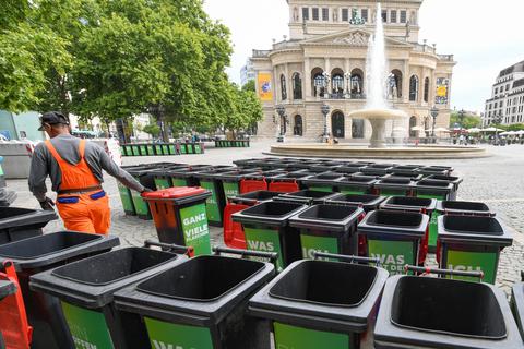Leere Mülltonen werden am Frankfurter Opernplatz abgeholt. Nach den nächtlichen Krawallen in der Nacht zum 19. Juli treffen sich Vertreter der Stadt und der Polizei zu einer Sicherheitskonferenz. Bei Ausschreitungen auf dem Opernplatz wurden mindestens fünf Polizisten verletzt. Fast 40 Menschen wurden festgenommen. Foto: dpa