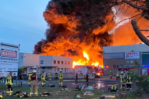 Im Gewerbegebiet zwischen Limburg und Diez brennt eine Recycling-Firma . Foto: Hans-Georg Egenolf 