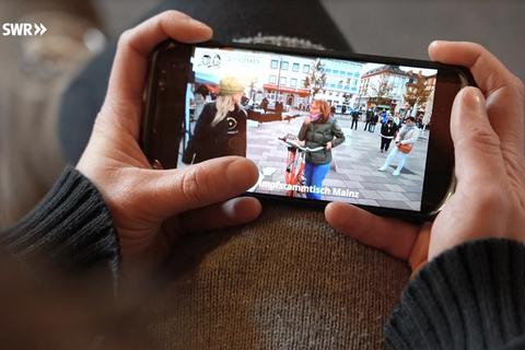 Das in der SWR-Doku „7 Tage: Impfen – zwischen Hoffen und Schimpfen“ eingespielte Video von der Querdenker-Demo in Bad Kreuznach. Der Vorname ist mit dem Daumen abgedeckt.         Screenshot: VRM