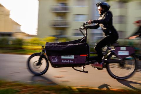 Lastenräder kann man sich in etlichen Städten zum Teil kostenlos ausleihen.  Foto: Guido Schiek