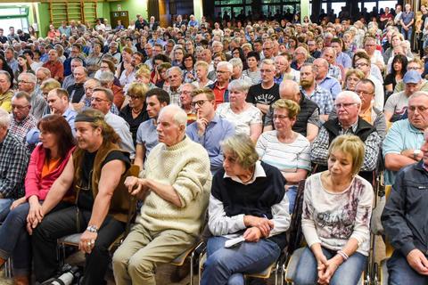 Volles Haus: Das Podiumsgespräch dieser Zeitung in der Ulmtalhalle ist am Mittwochabend auf großes Interesse gestoßen.   Foto: K. Weber