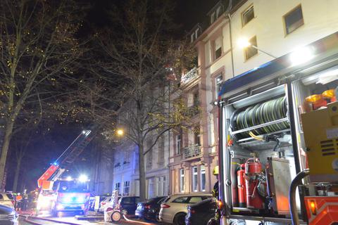 Die Feuerwehr im Einsatz beim Wohnungsbrand im Frankfurter Stadtteil Sachsenhausen 