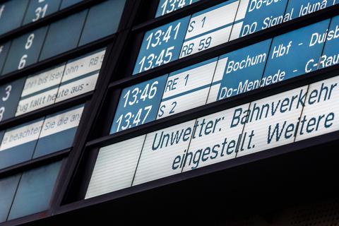 Wegen den durch den Sturm verursachten Schäden auf den Bahnstrecken, wird es auch in den nächsten Tagen noch zu Verspätungen und Ausfällen kommen.  Foto: Bernd Thissen/dpa