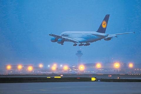 Ein Flugzeug der Lufthansa landet am Flughafen in Frankfurt am Main. Foto: dpa 