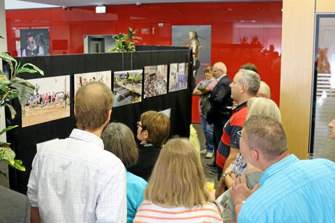 Bei der Eröffnung der Ausstellung „Wie einst im Mai“ nehmen die Besucher den beliebten Hessentag genau in den Blick.   Foto: Stadt Herborn