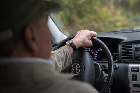 Autofahren bedeutet für viele Senioren Freiheit - doch mit steigendem Alter nehmen oft auch Fähigkeiten wie das Reaktionsvermögen ab, die für sicheres Fahren dringend benötigt werden. Foto: dpa