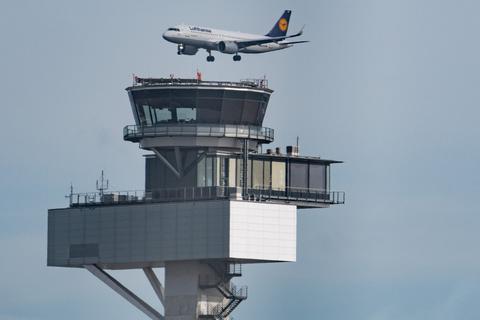 Eine Passagiermaschine der Lufthansa setzt über dem Tower der Deutschen Flugsicherung (DFS) auf dem Flughafen Frankfurt zur Landung an. Foto: DPA