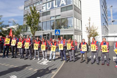 Eine klare Botschaft haben die Segula-Beschäftigten, die vor dem Hauptgebäude in Rüsselsheim gegen einen möglichen Abbau von bis zu einem Drittel der Stellen protestiert haben.