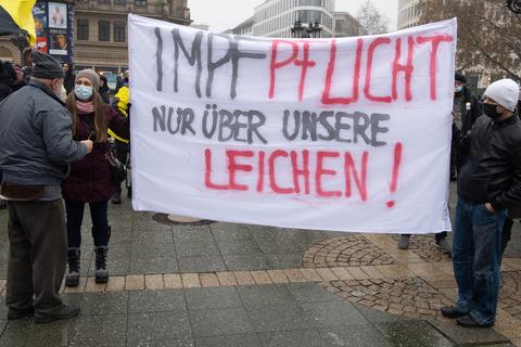 Mehrere hundert Teilnehmer, darunter Angehörige aus der Querdenker und Reichsbürger-Szene, hatten sich in der Innenstadt versammelt. Die Polizei löste die Versammlungen auf. Foto: dpa