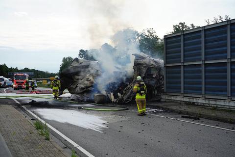 Ein Laster ist auf der B43 in der Nähe des Frankfurter Flughafens von der Straße abgekommen und gegen einen Fahrbahnteiler geprallt - dann ging der Lkw in Flammen auf. Foto: 5vision.media