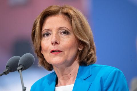 Malu Dreyer (SPD) informiert in einer Pressekonferenz über weitere Öffnungsschritte. Foto: dpa