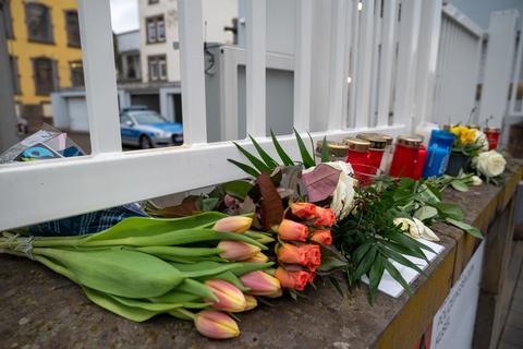 Blumen und Kerzen zum Zeichen der Trauer am Eingang der Polizei in Kusel. Foto: dpa