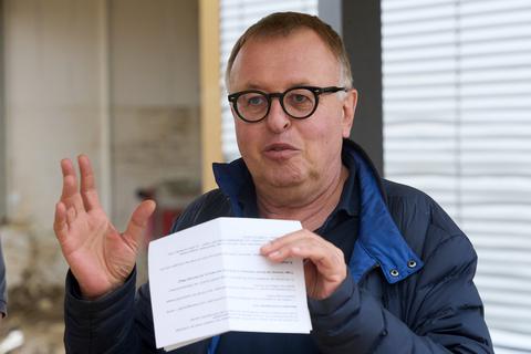 Landrat Jürgen Pföhler (CDU) besucht die Boeselager-Realschule. Die Schule wurde durch die Flutkatastrophe stark beschädigt. Foto: dpa/Thomas Frey