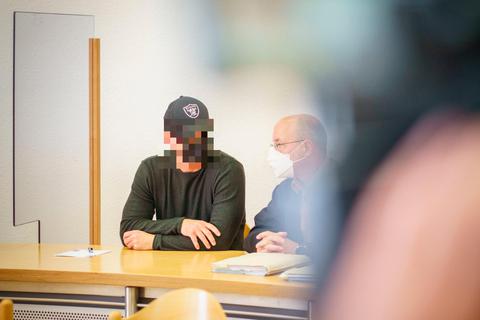 Der 46-jährige angeklagte Polizeibeamte (links) sitzt im Amtsgericht Alsfeld neben seinem Verteidiger Ralf Lämmer.  Foto: dpa 
