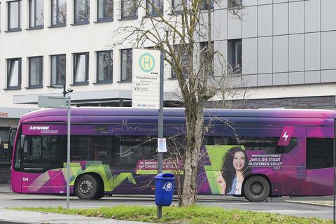 Seit einer Woche müssen einige Busse in Wiesbaden nach der Sperrung der Salzbachtalbrücke weite Umleitungen fahren. Wie klappt das? Archivfoto: René Vigneron