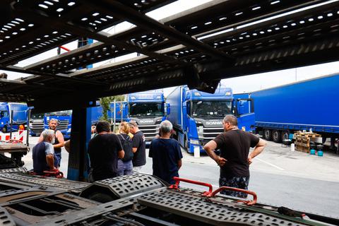 Die streikenden Lastwagenfahrer warten an der Raststätte Gräfenhausen-West darauf, dass ihnen ihre Spedition das ausgebliebene Gehalt überweist.