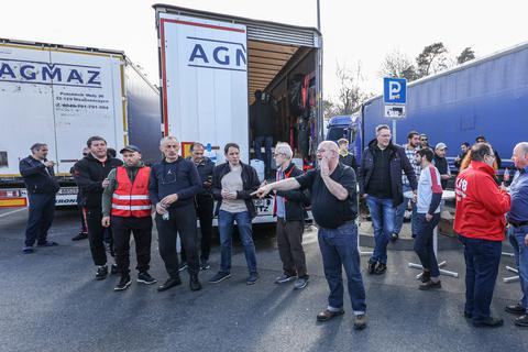 An der Raststätte Gräfenhausen-West an der A5 bei Darmstadt streiken rund 60 Lastwagenfahrer für bessere Arbeitsbedinungen.