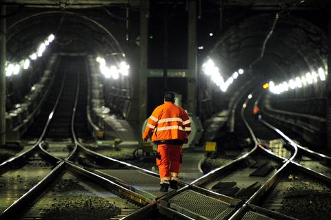 Ein Bauarbeiter läuft durch den S-Bahn-Tunnel unter dem Frankfurter Hauptbahnhof. Foto: dpa